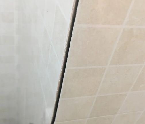 麻山瓷砖空鼓维修公司分享阳台瓷砖脱落的修复过程可以分为以下几个步骤