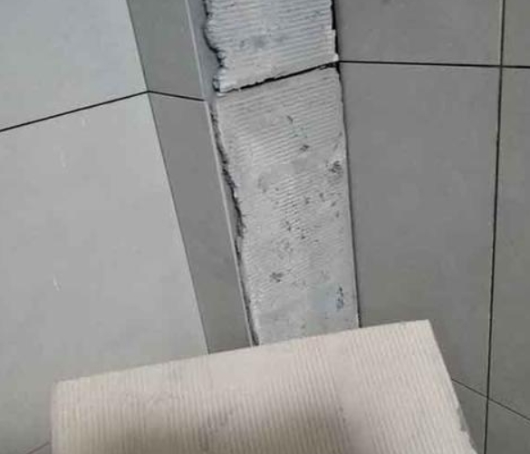 麻山瓷砖空鼓维修公司分享下厨房瓷砖脱落的补救措施。